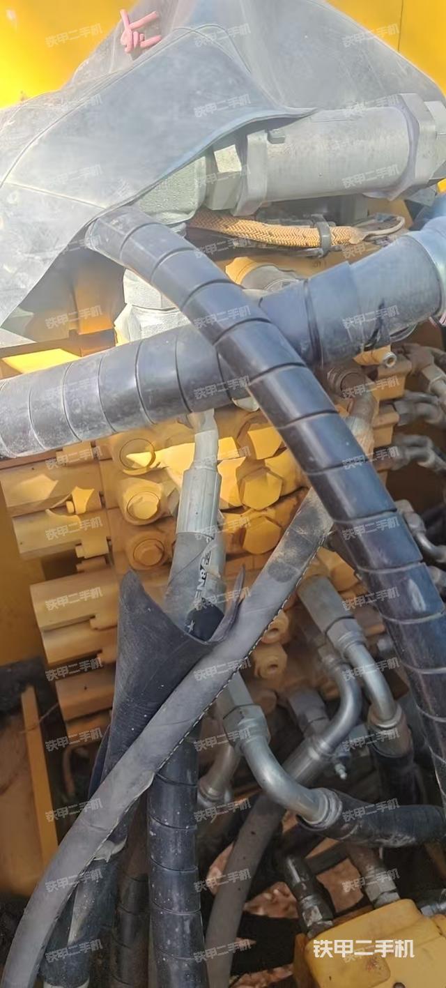 回轉(zhuǎn)馬達(dá)和主控閥（整機(jī)外觀）