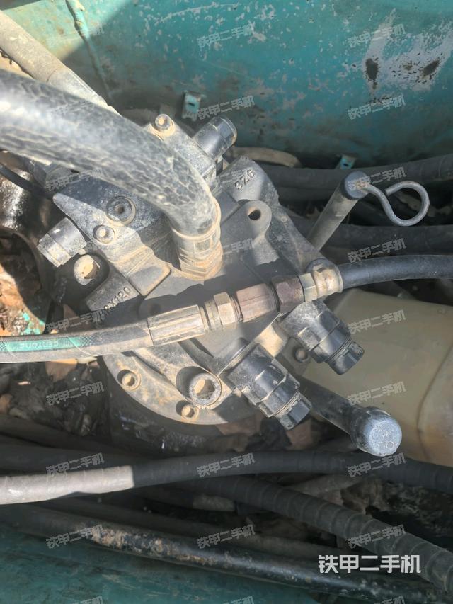 回轉(zhuǎn)馬達和主控閥(整機外觀) 回轉(zhuǎn)馬達和主控閥(整機外觀)