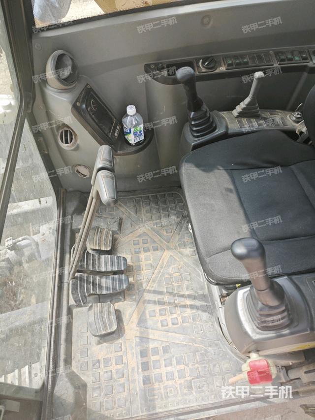 座椅右側(cè)控制臺(tái)/鑰匙門(mén)/油門(mén)/含右手柄（駕駛室部分）