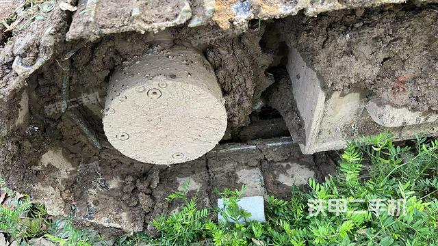 右驅(qū)動輪（行走機(jī)構(gòu)）