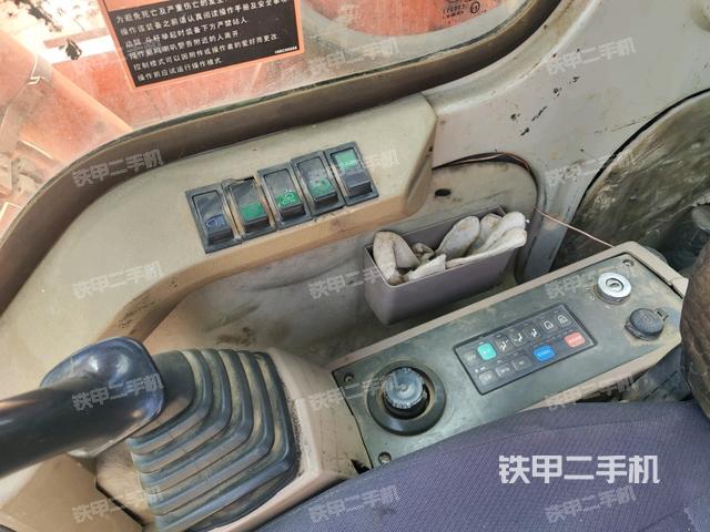 座椅右側(cè)控制臺/鑰匙門/油門/含右手柄(駕駛室部分) 座椅右側(cè)控制臺/鑰匙門/油門/含右手柄(駕駛室部分)