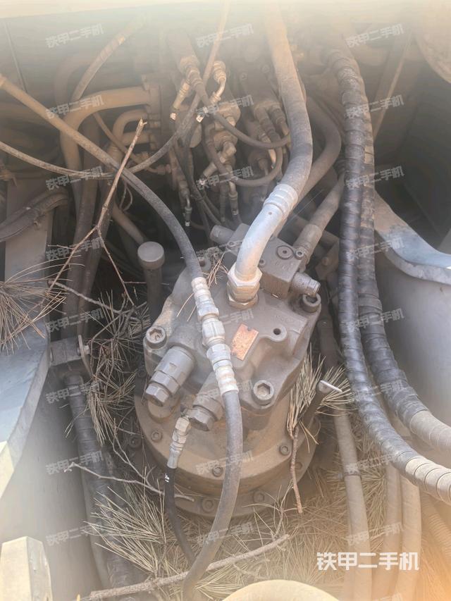 回轉(zhuǎn)馬達(dá)和主控閥(整機(jī)外觀) 回轉(zhuǎn)馬達(dá)和主控閥(整機(jī)外觀)