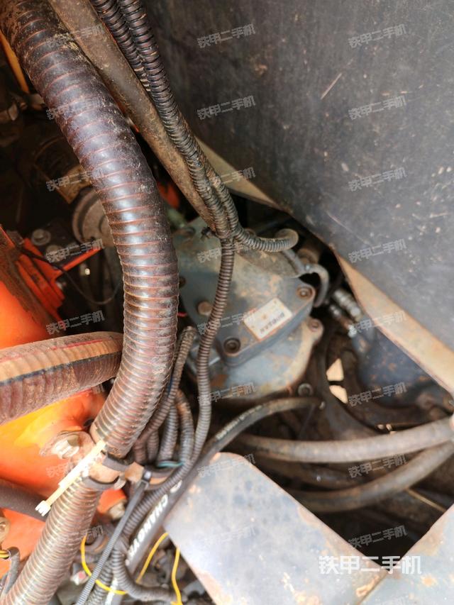 回轉(zhuǎn)馬達和主控閥(整機外觀) 回轉(zhuǎn)馬達和主控閥(整機外觀)