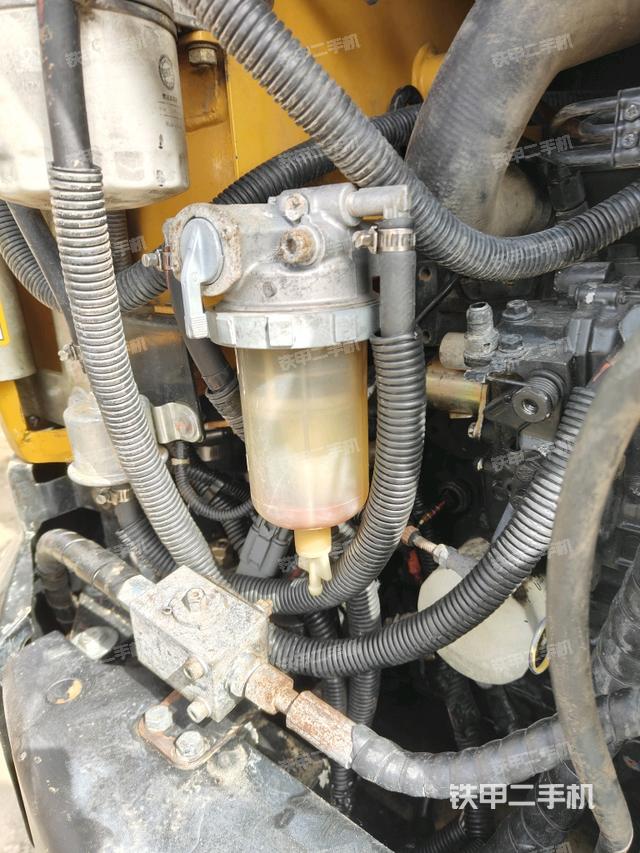 液壓泵艙室正面整體（整機外觀）