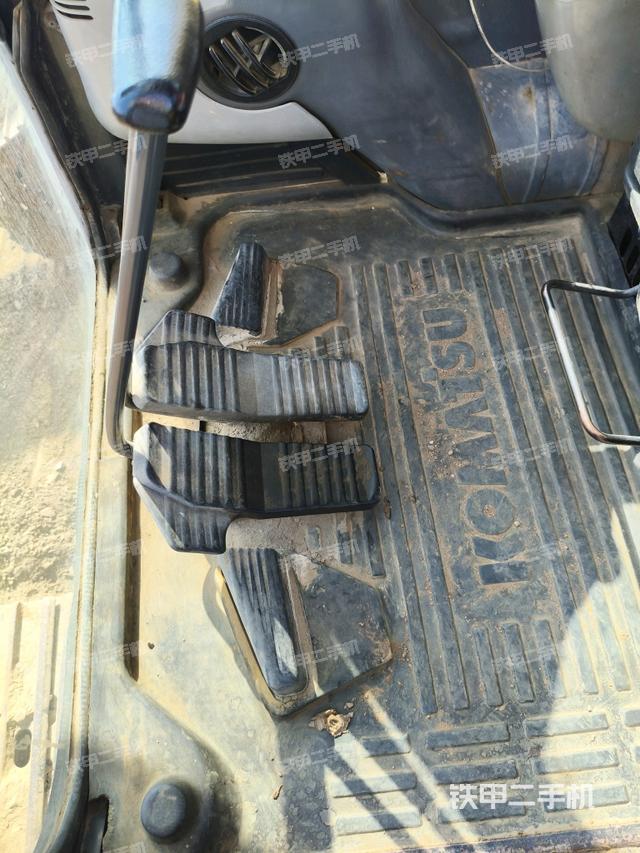 行走控制手柄和踏板?俯拍（駕駛室部分）