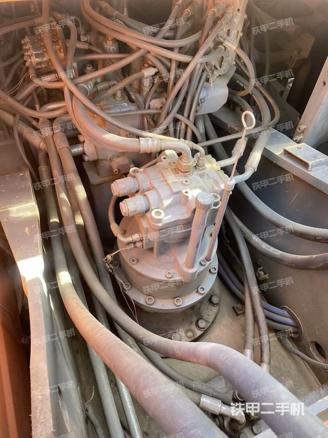 回轉(zhuǎn)馬達(dá)和主控閥(整機(jī)外觀) 回轉(zhuǎn)馬達(dá)和主控閥(整機(jī)外觀)