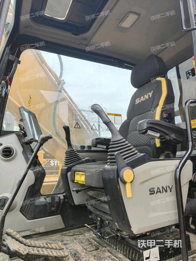 駕駛室整體(整機(jī)外觀) 駕駛室整體(整機(jī)外觀)