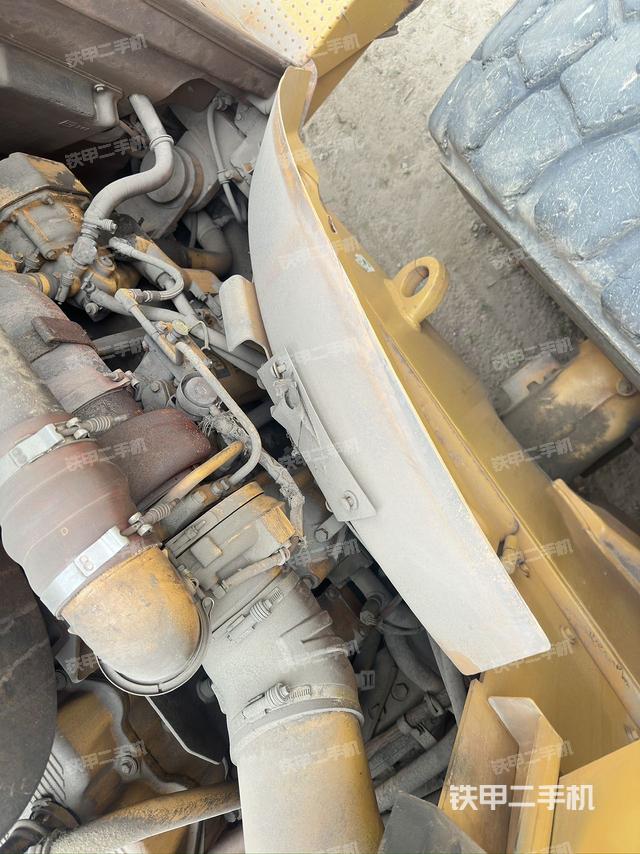 發(fā)動機(jī)右側(cè)（整機(jī)外觀及大件）