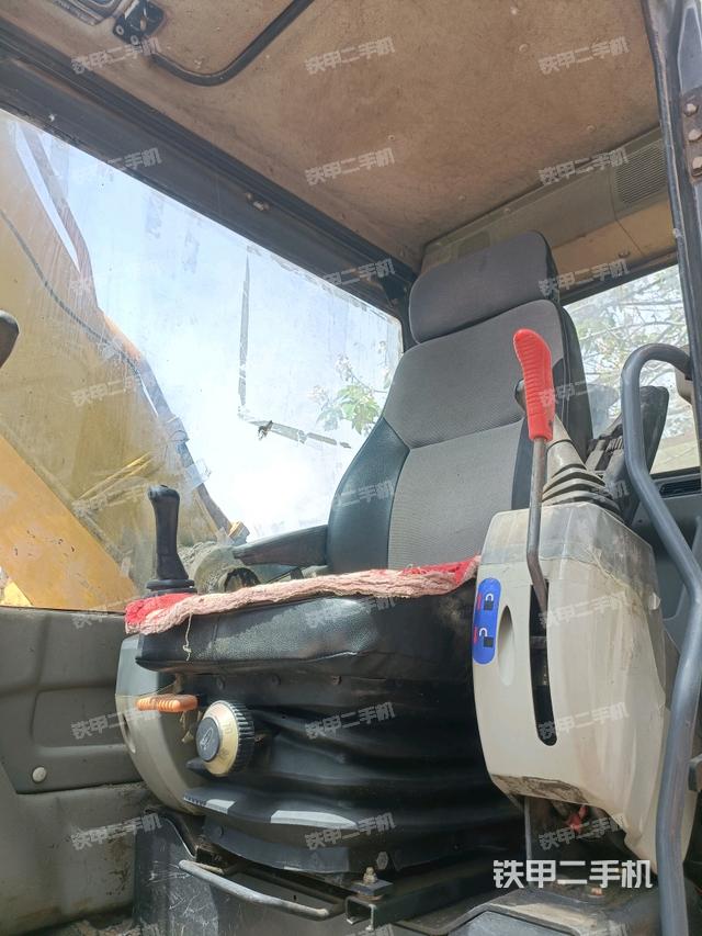 駕駛室整體(整機(jī)外觀) 駕駛室整體(整機(jī)外觀)