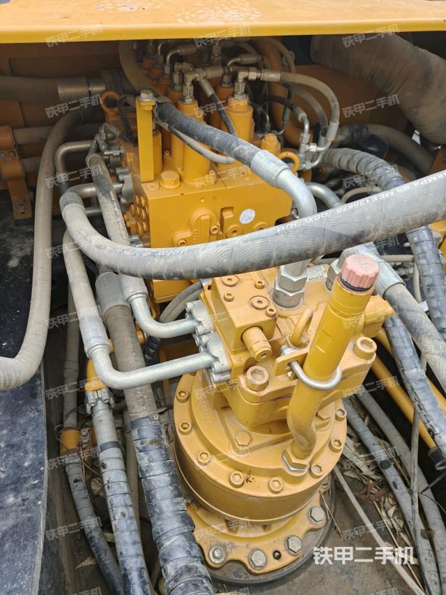 回轉(zhuǎn)馬達(dá)和主控閥(整機(jī)外觀) 回轉(zhuǎn)馬達(dá)和主控閥(整機(jī)外觀)