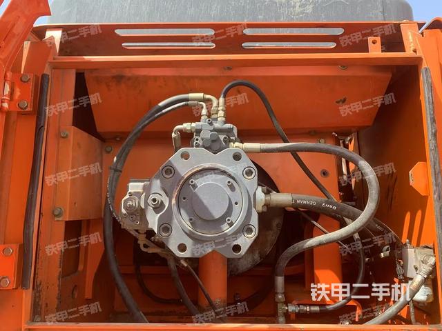 液壓泵艙室正面整體（整機外觀）