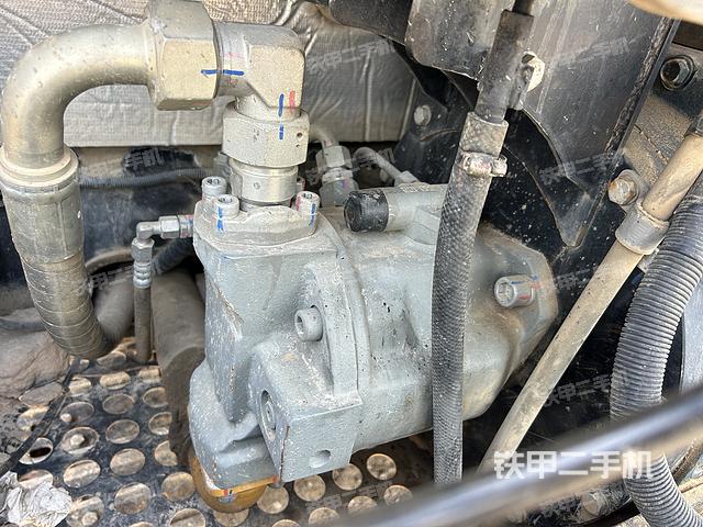 液压泵舱室正面整体（整机外观）