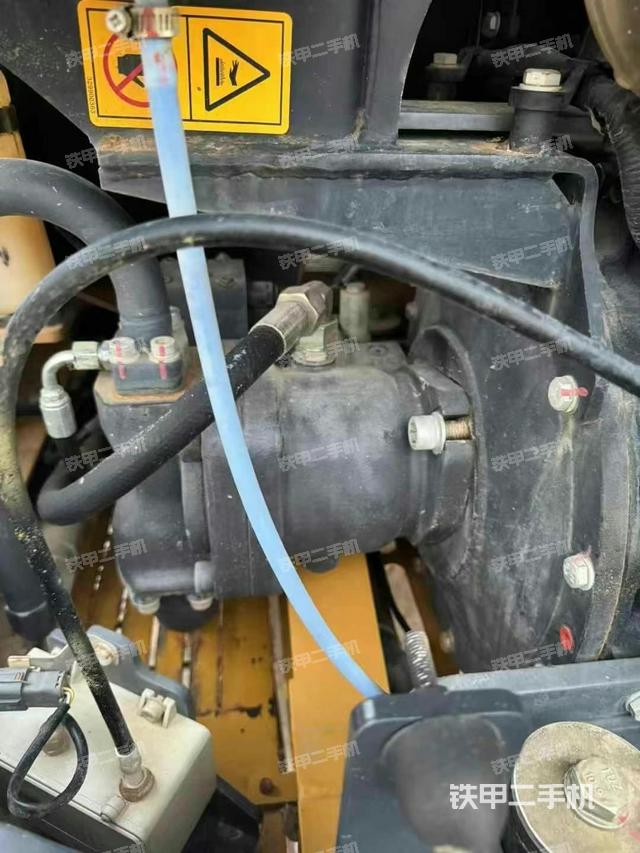 液壓泵艙室正面整體(整機(jī)外觀) 液壓泵艙室正面整體(整機(jī)外觀)