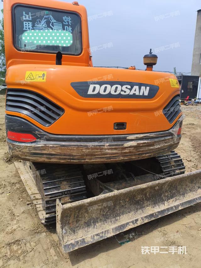 駕駛室頂部(整機(jī)外觀) 駕駛室頂部(整機(jī)外觀)