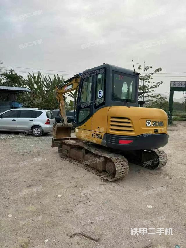 單側(cè)履帶整體(整機(jī)外觀) 單側(cè)履帶整體(整機(jī)外觀)