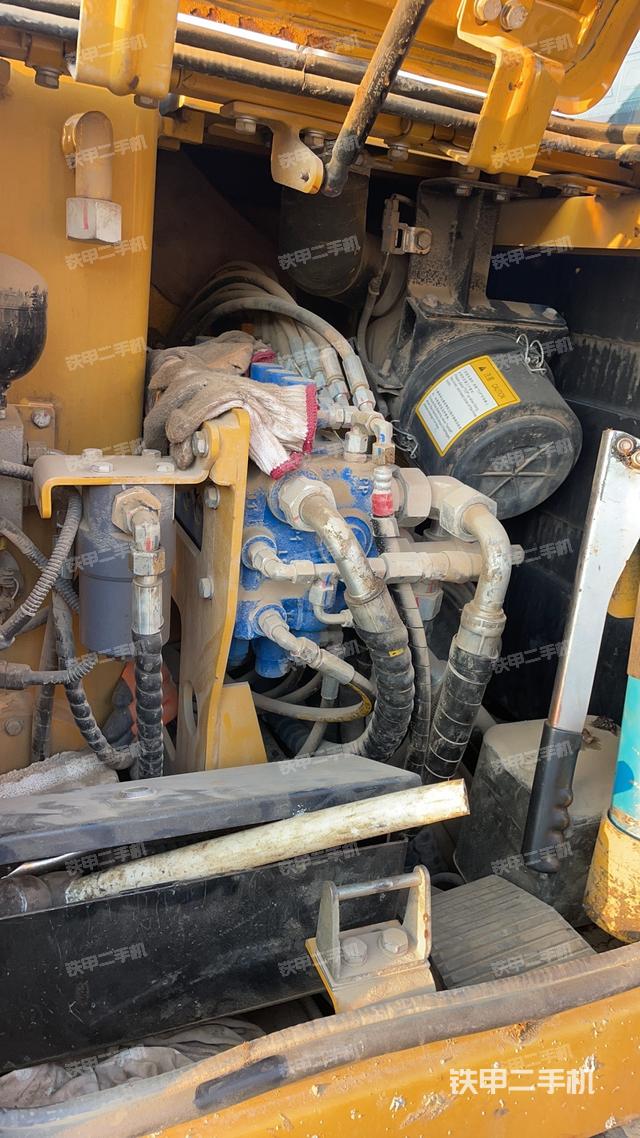 回轉(zhuǎn)馬達(dá)和主控閥（整機(jī)外觀）