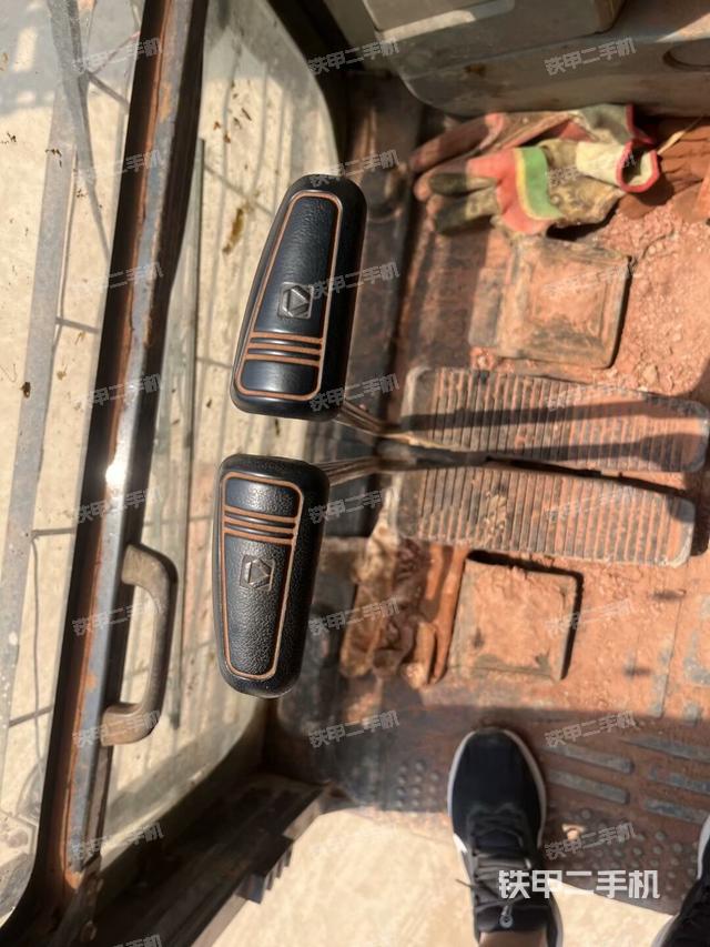 座椅右側(cè)控制臺/鑰匙門/油門/含右手柄(駕駛室部分) 座椅右側(cè)控制臺/鑰匙門/油門/含右手柄(駕駛室部分)