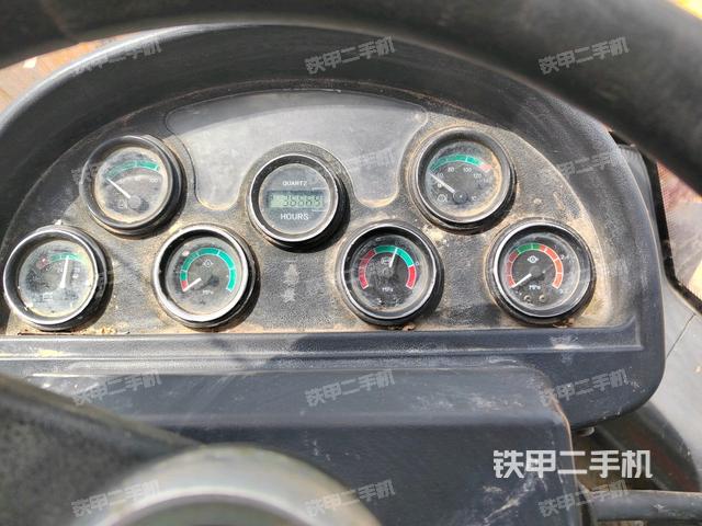 駕駛室操作臺(tái)(整機(jī)外觀及大件) 駕駛室操作臺(tái)(整機(jī)外觀及大件)