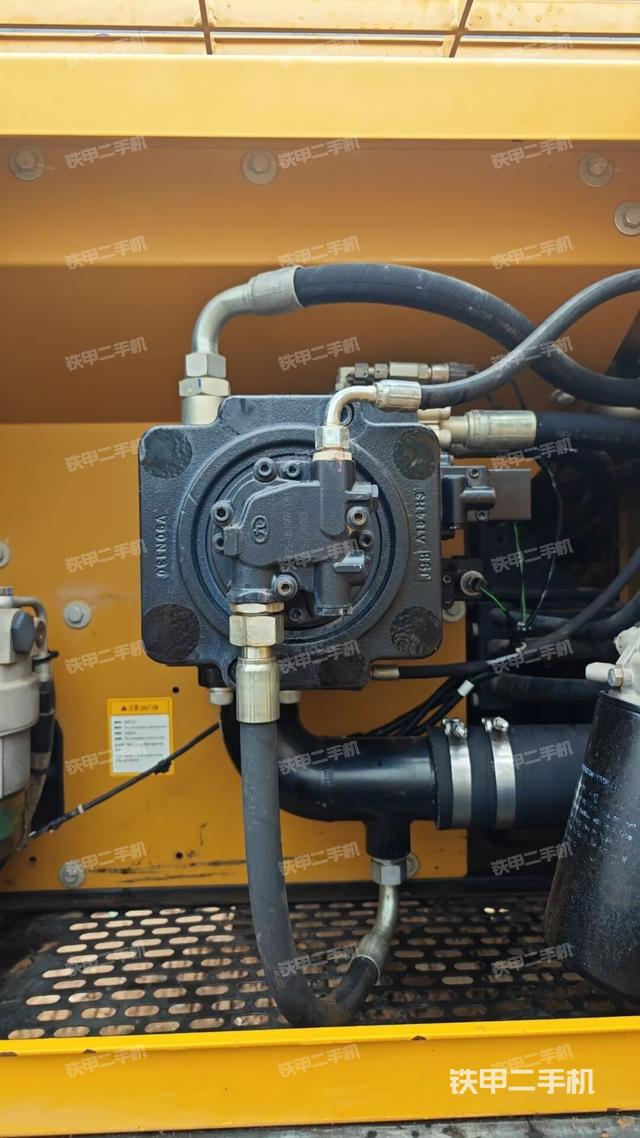 液壓泵艙室正面整體(整機(jī)外觀) 液壓泵艙室正面整體(整機(jī)外觀)