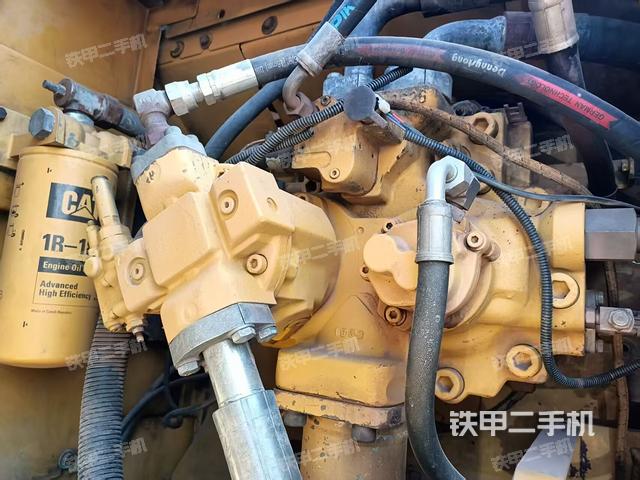 液压泵舱室正面整体（整机外观）