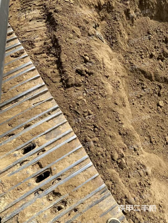 單側(cè)履帶整體(整機(jī)外觀) 單側(cè)履帶整體(整機(jī)外觀)