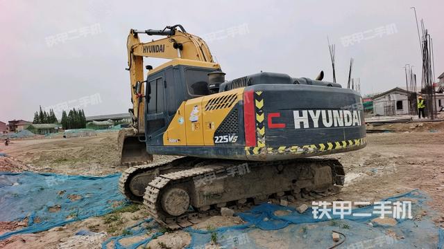 现代R215VS挖掘机的设备实拍-第3张实拍照片