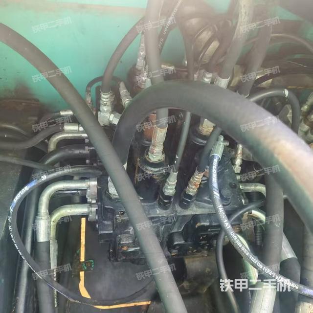 回轉(zhuǎn)馬達(dá)和主控閥（整機(jī)外觀）