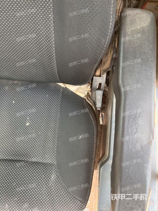 座椅左側(cè)控制臺/音響/含左手柄(駕駛室部分) 座椅左側(cè)控制臺/音響/含左手柄(駕駛室部分)