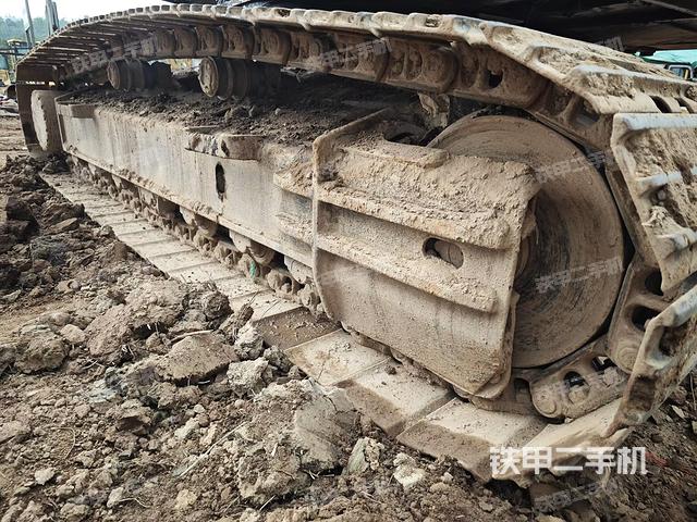 單側(cè)履帶整體(整機(jī)外觀) 單側(cè)履帶整體(整機(jī)外觀)