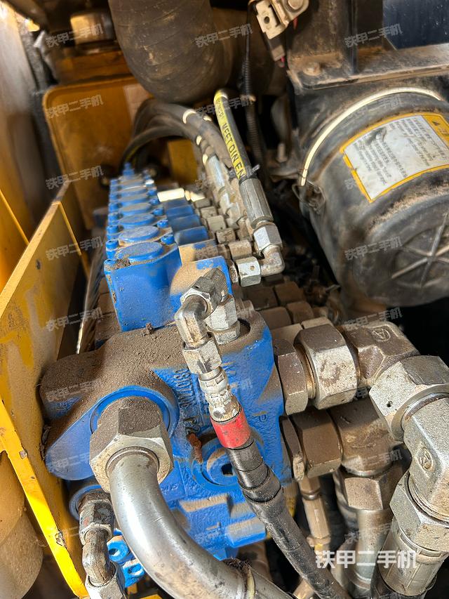 回转马达和主控阀（整机外观）