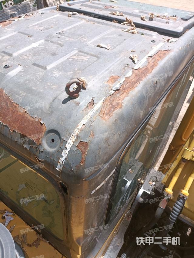 駕駛室頂部(整機(jī)外觀) 駕駛室頂部(整機(jī)外觀)