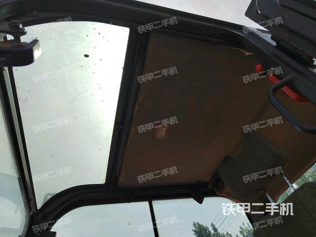 駕駛室頂部(整機(jī)外觀) 駕駛室頂部(整機(jī)外觀)