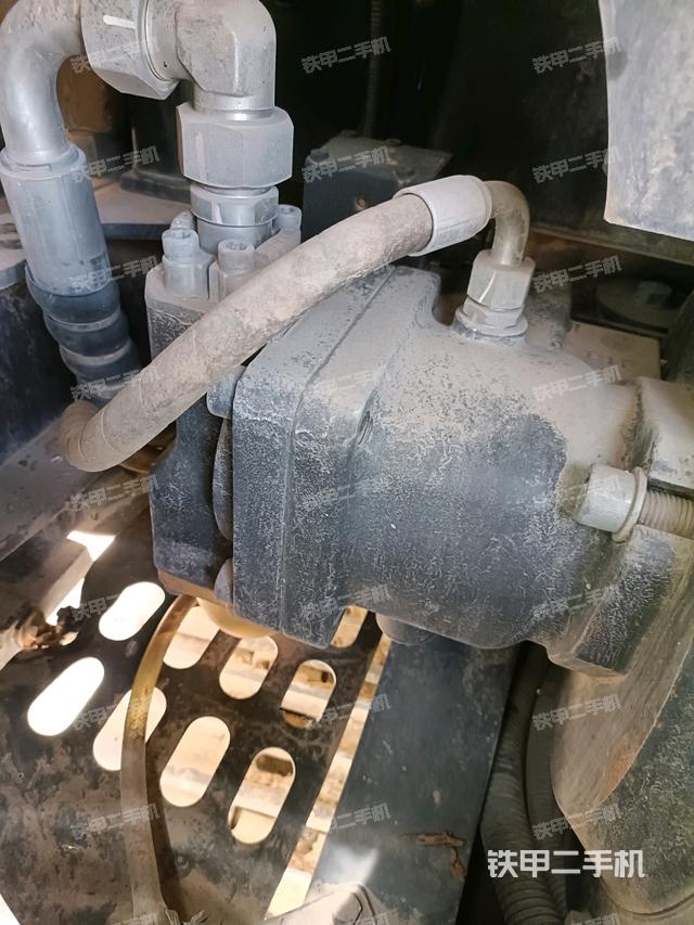 液壓泵艙室正面整體(整機外觀) 液壓泵艙室正面整體(整機外觀)