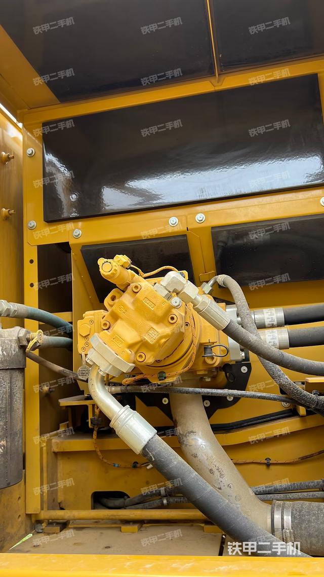 液壓泵艙室正面整體（整機外觀）