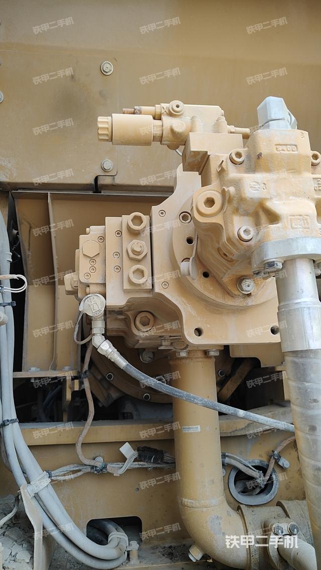 液压泵舱室正面整体（整机外观）