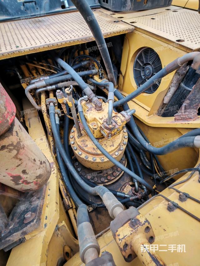 回轉(zhuǎn)馬達(dá)和主控閥(整機(jī)外觀) 回轉(zhuǎn)馬達(dá)和主控閥(整機(jī)外觀)