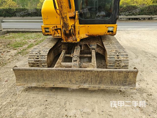 轉(zhuǎn)盤和下車架正前(工作和回轉(zhuǎn)裝置) 轉(zhuǎn)盤和下車架正前(工作和回轉(zhuǎn)裝置)