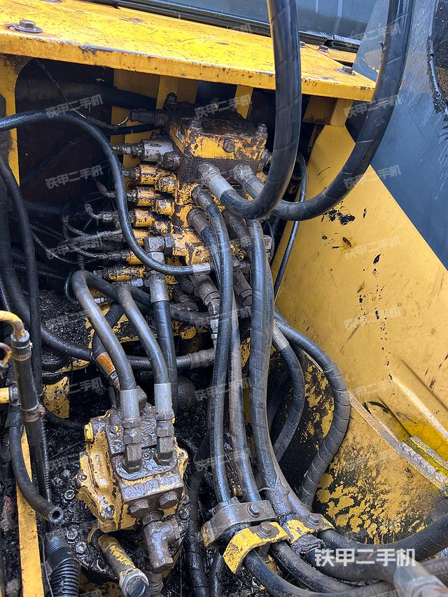 回轉(zhuǎn)馬達(dá)和主控閥（整機(jī)外觀）