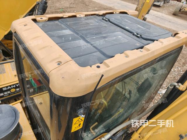 駕駛室頂部(整機(jī)外觀) 駕駛室頂部(整機(jī)外觀)