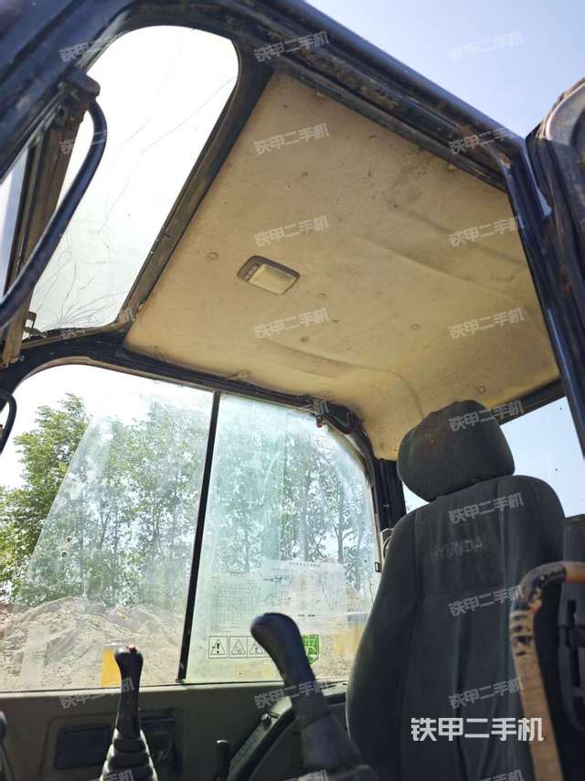 駕駛室整體(整機(jī)外觀) 駕駛室整體(整機(jī)外觀)