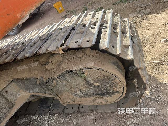 單側(cè)履帶整體(整機外觀) 單側(cè)履帶整體(整機外觀)