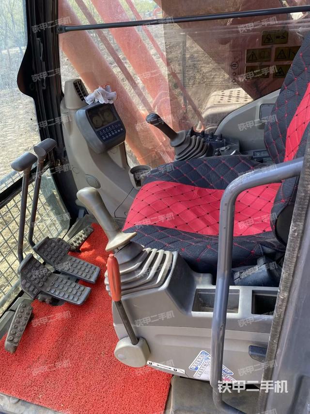 駕駛室整體(整機(jī)外觀) 駕駛室整體(整機(jī)外觀)