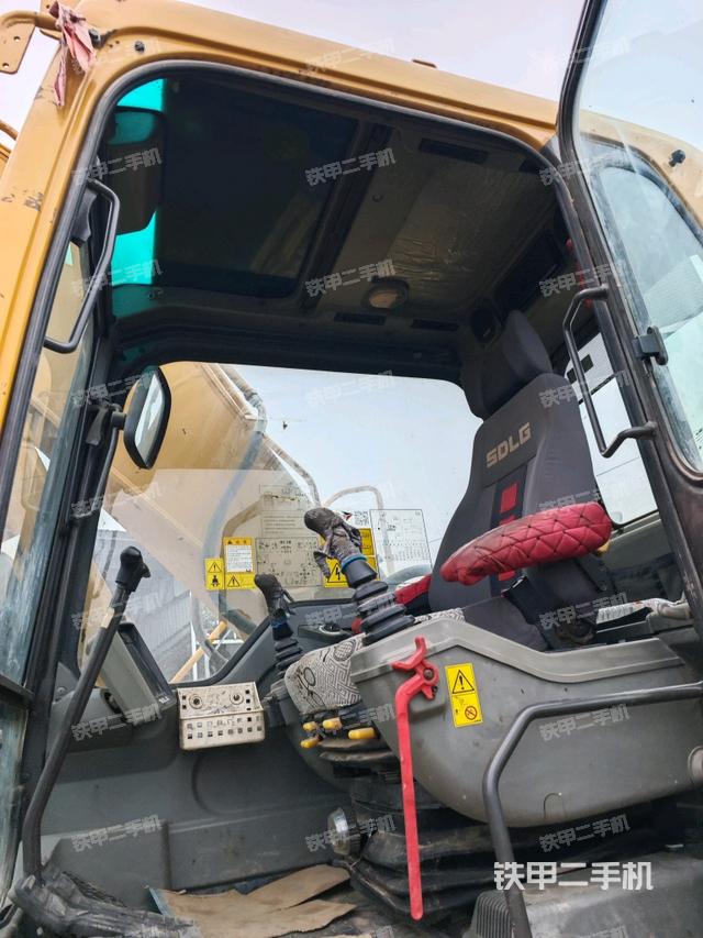 駕駛室整體（整機(jī)外觀(guān)）