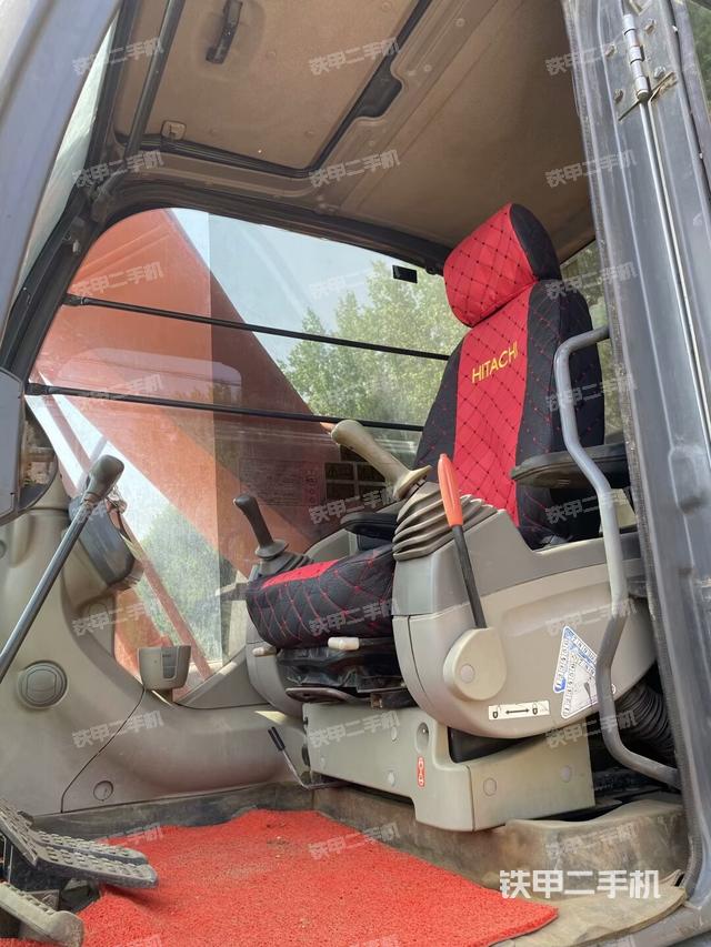 駕駛室頂部(整機(jī)外觀) 駕駛室頂部(整機(jī)外觀)