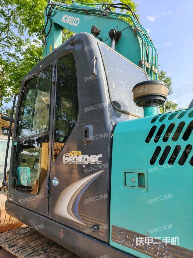 座椅左側(cè)控制臺/音響/含左手柄(駕駛室部分) 座椅左側(cè)控制臺/音響/含左手柄(駕駛室部分)