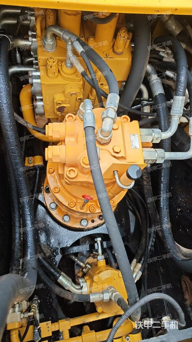 回轉(zhuǎn)馬達(dá)和主控閥(整機(jī)外觀) 回轉(zhuǎn)馬達(dá)和主控閥(整機(jī)外觀)