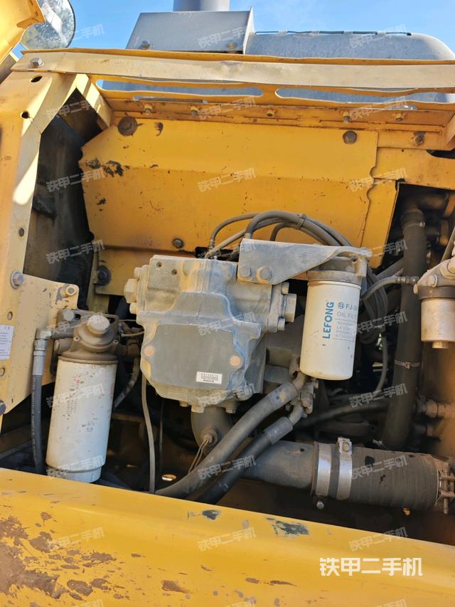 液壓泵艙室正面整體(整機(jī)外觀) 液壓泵艙室正面整體(整機(jī)外觀)