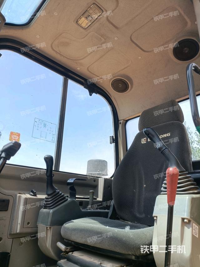 駕駛室整體(整機外觀) 駕駛室整體(整機外觀)