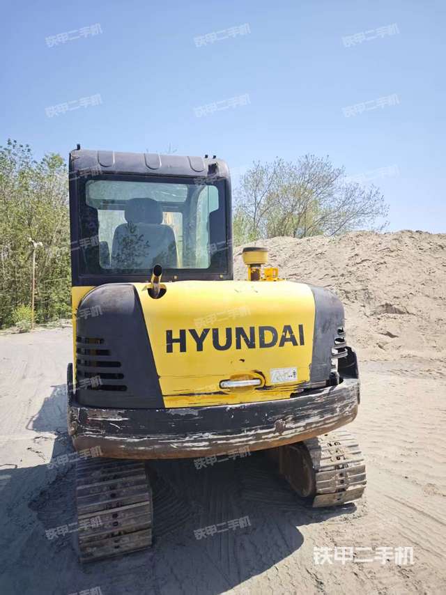 駕駛室頂部(整機(jī)外觀) 駕駛室頂部(整機(jī)外觀)