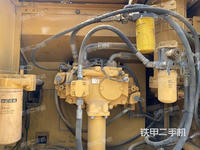 液壓泵艙室正面整體(整機外觀) 液壓泵艙室正面整體(整機外觀)